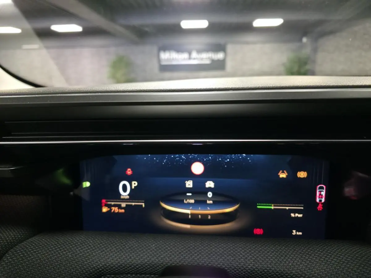 Vue rapprochée du tableau de bord numérique du Citroën C5 Aircross noir, affichant les informations de conduite.