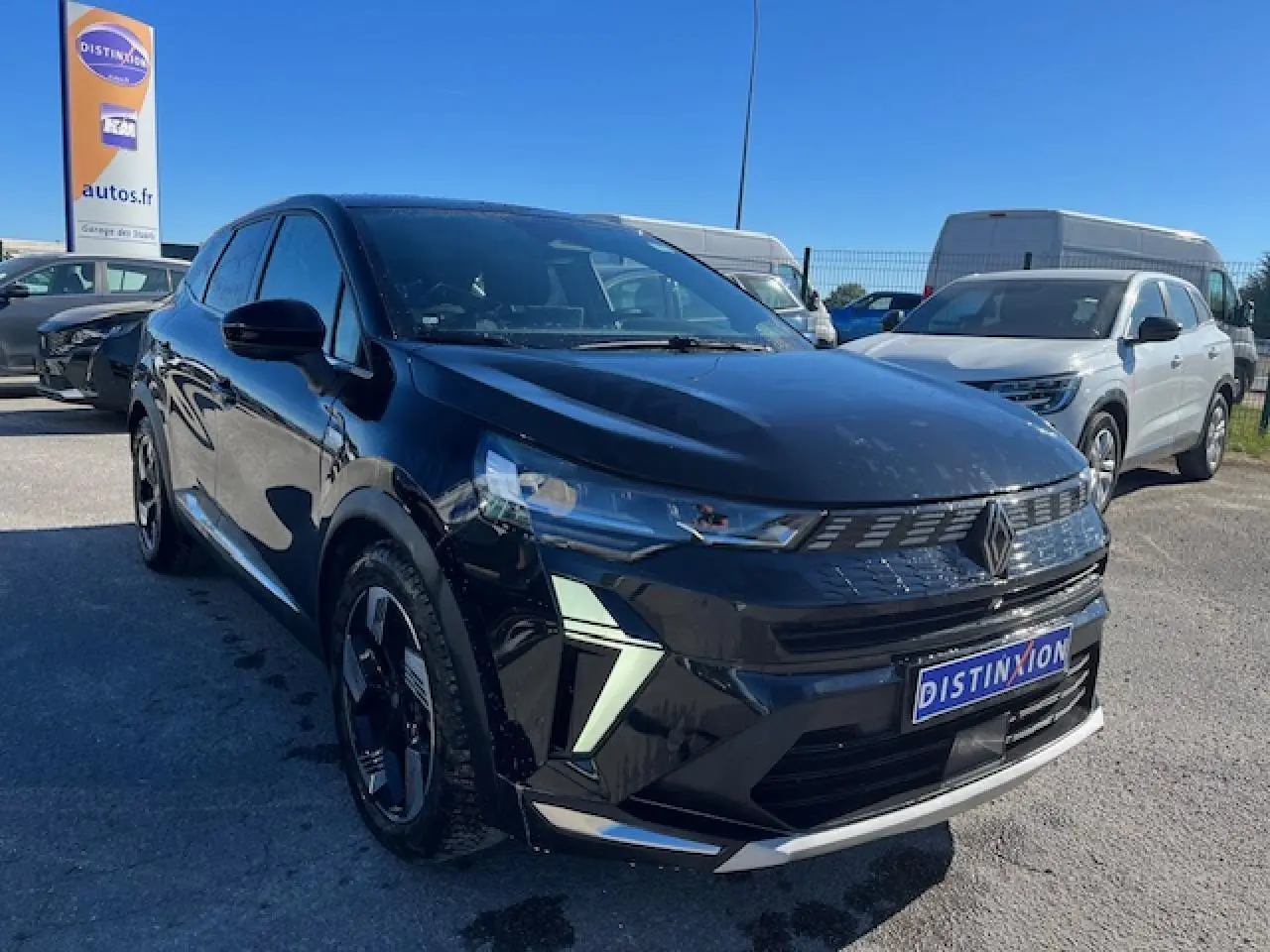 Vue 3/4 avant droite d’un Renault Symbioz noir étoilé avec calandre moderne et jantes alliage noires.