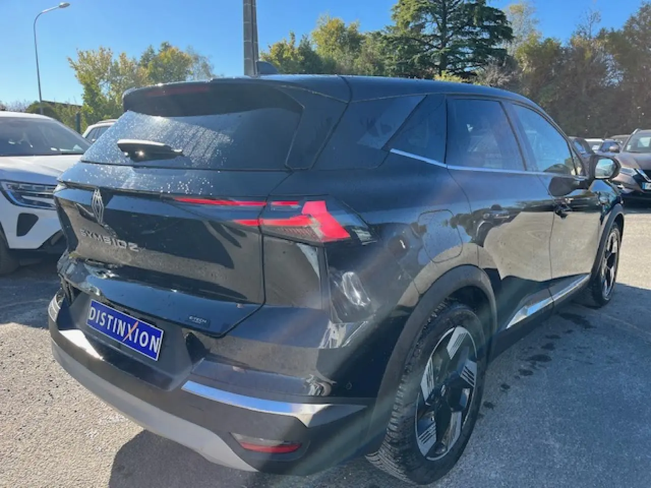 Vue 3/4 arrière droite du Renault SYMBIOZ noir étoilé avec hayon électrique et jantes alliage 19 pouces.