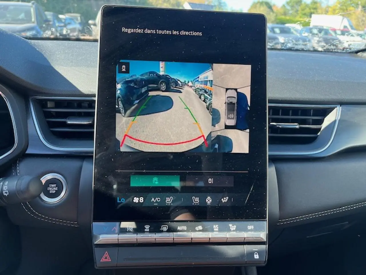 Vue intérieure centrée sur l’écran tactile affichant la caméra 360° du Renault Symbioz noir avec tableau de bord moderne.