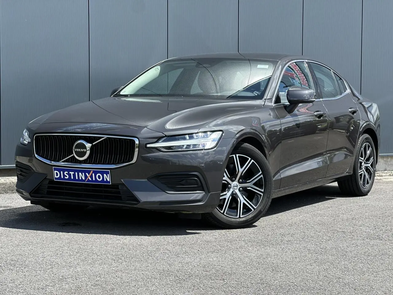 Volvo S60 gris Platinium vue 3/4 avant droit avec jantes alliage 17 pouces et calandre noire chromée.