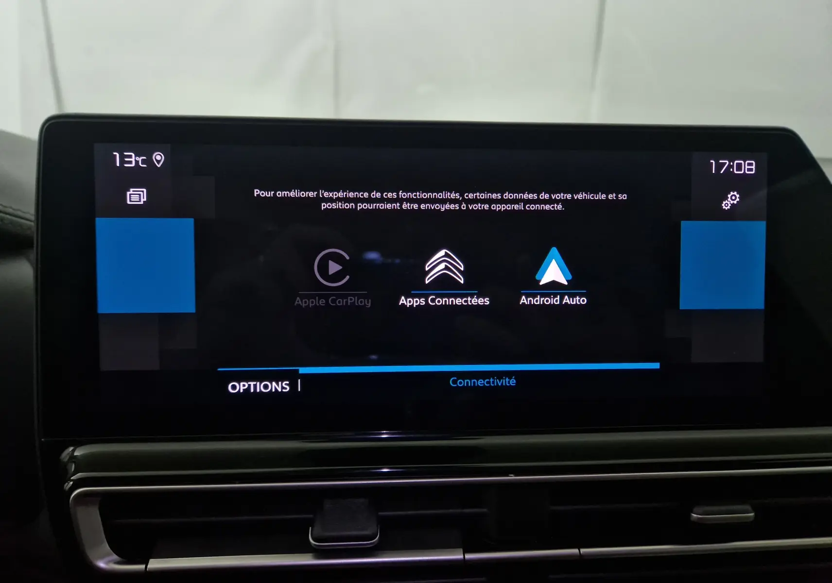 Écran central tactile du Citroën C5 Aircross noir 2024 affichant les options Apple CarPlay, Apps Connectées et Android Auto.