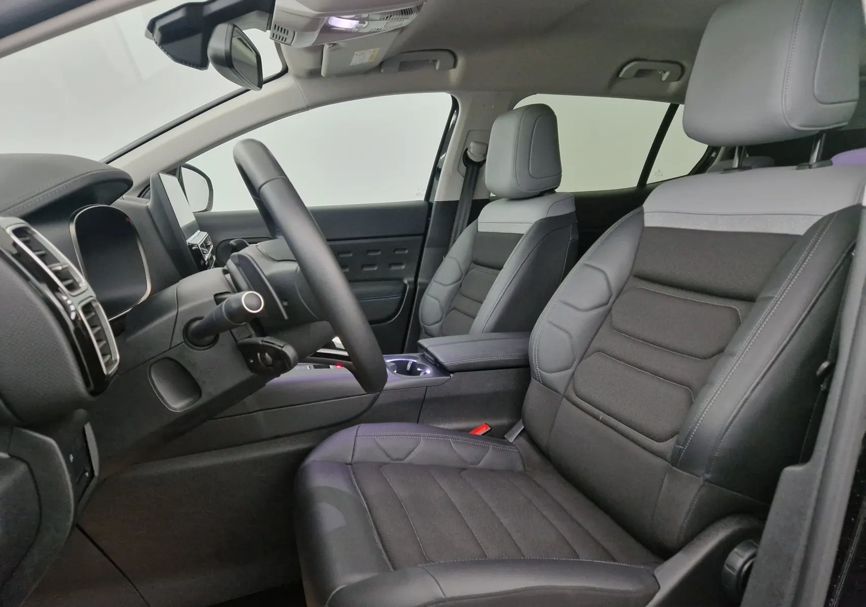 Intérieur du Citroën C5 Aircross 2024 en vue latérale gauche, sièges en cuir noir et tableau de bord moderne.