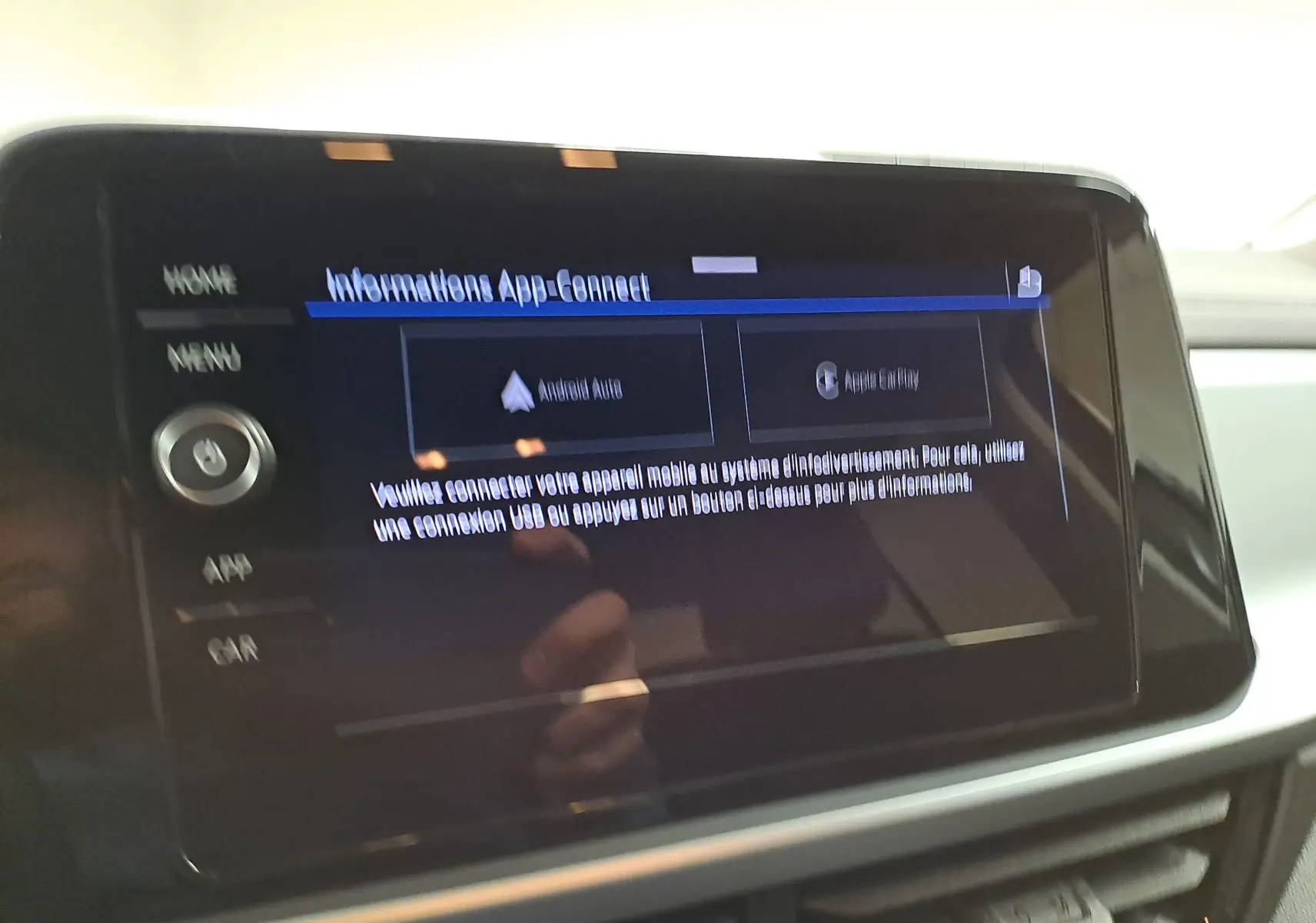 Écran tactile central du Volkswagen T-Roc 2024 affichant les options Android Auto et Apple CarPlay, intérieur moderne.