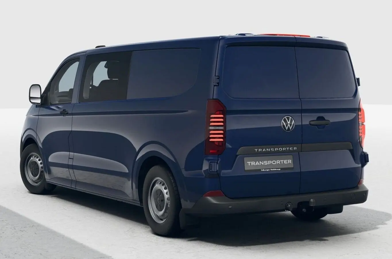 Vue 3/4 arrière droite du Volkswagen Transporter ProCab bleu 2025 avec vitres teintées et attelage visible.