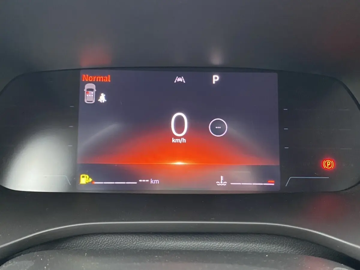 Affichage numérique du combiné d'instruments Renault Arkana 2024, vue frontale avec indication vitesse à 0 km/h et mode Normal.