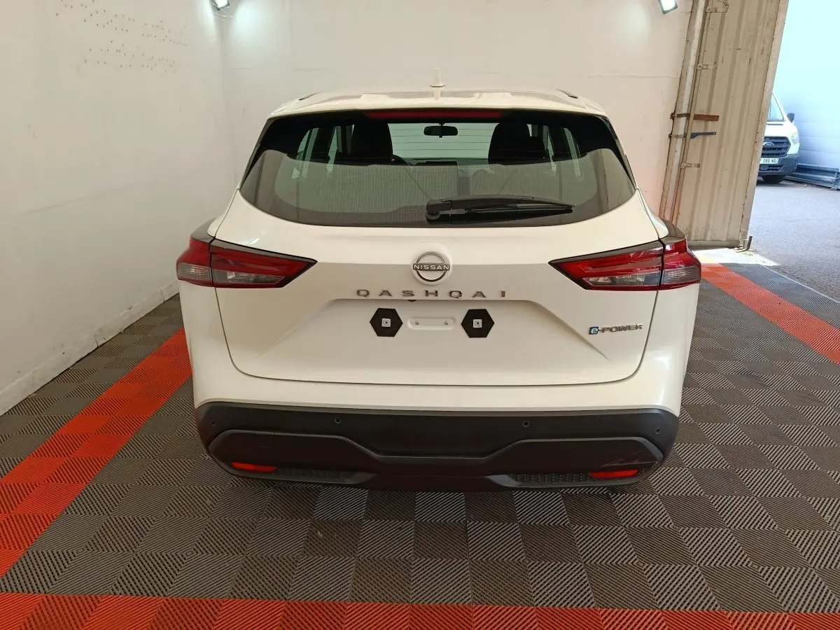 Vue arrière d'un Nissan Qashqai e-Power blanc, avec logo et feux arrière LED distinctifs visibles.