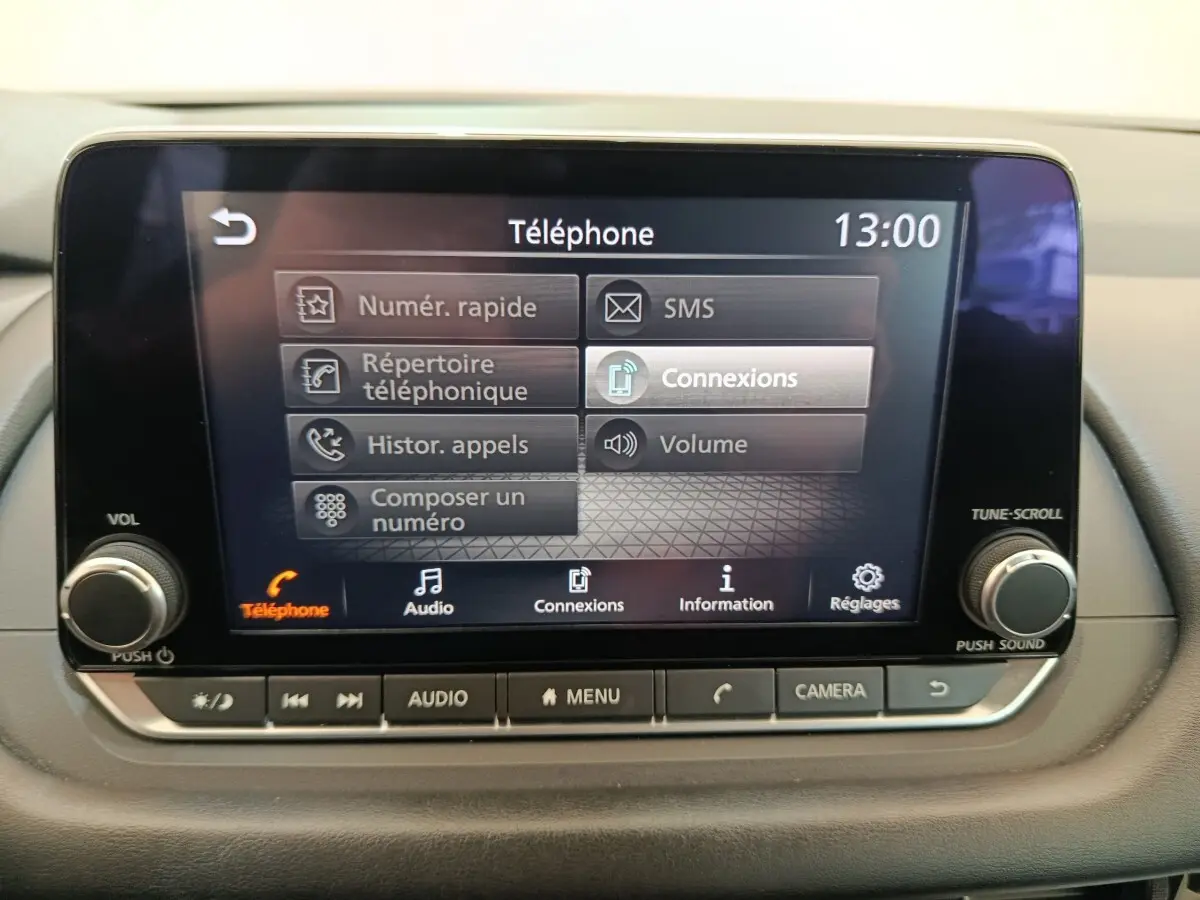 Écran tactile central du tableau de bord du Nissan Qashqai e-Power 190 Business Edition BVA 2024, affichant le menu téléphone.