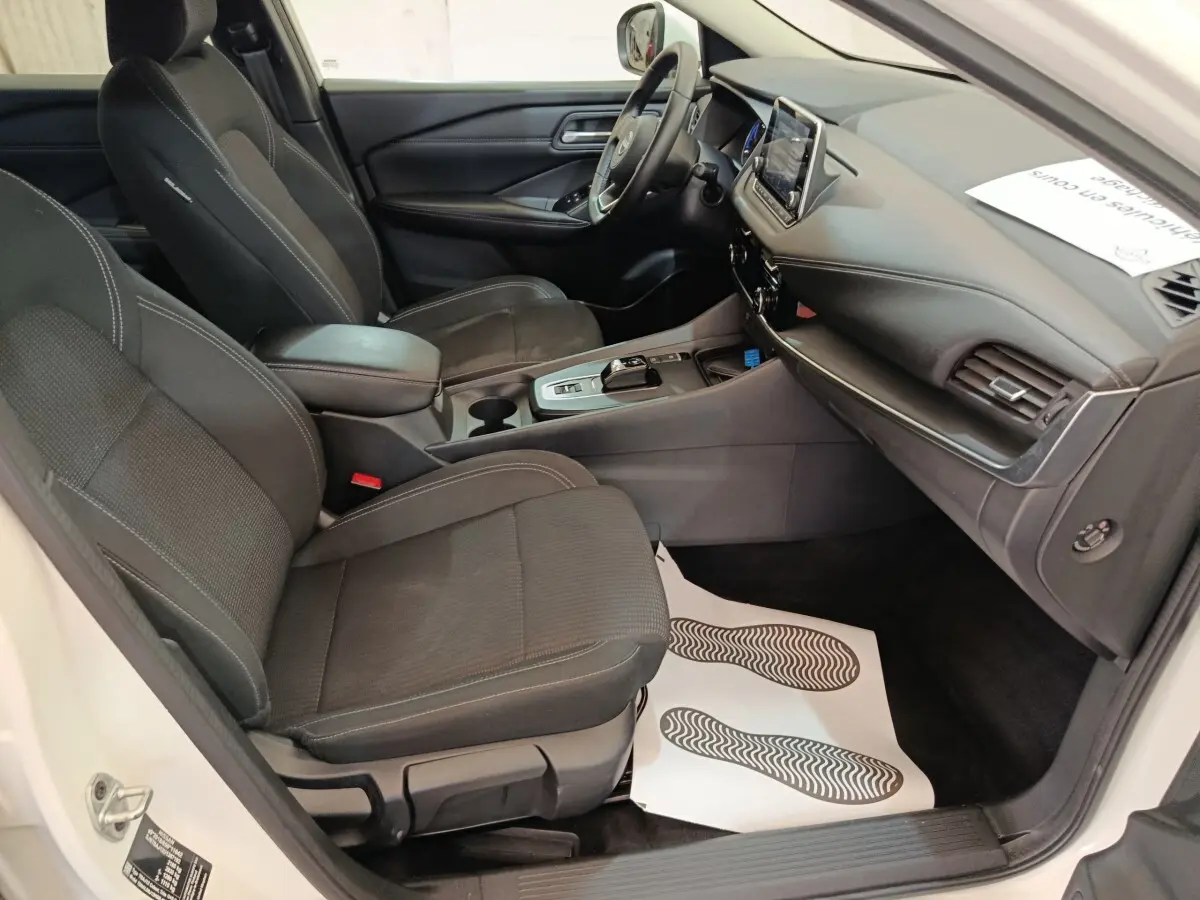 Vue intérieure côté conducteur du Nissan Qashqai e-Power 190 Business Edition BVA 2024 avec sièges noirs et tableau de bord moderne.