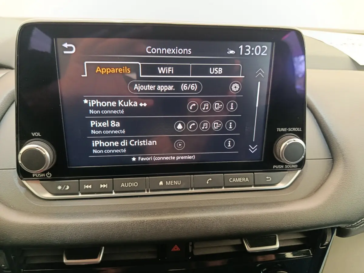 Écran tactile central du tableau de bord du Nissan Qashqai e-Power 2024 affichant les connexions Bluetooth.