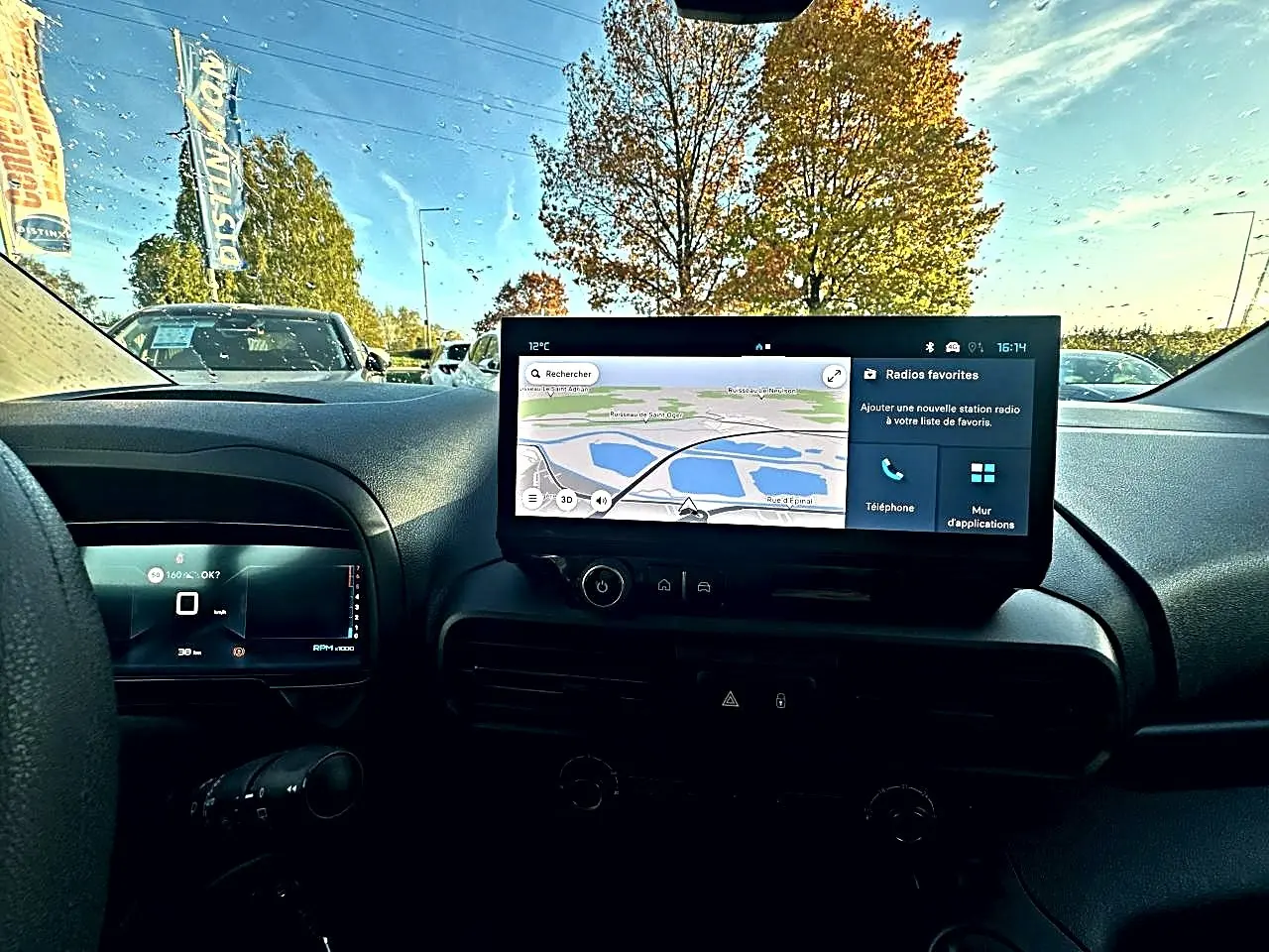 Vue intérieure du tableau de bord du Citroën Berlingo Fourgon M diesel 100 avec écran tactile GPS et volant multifonction.