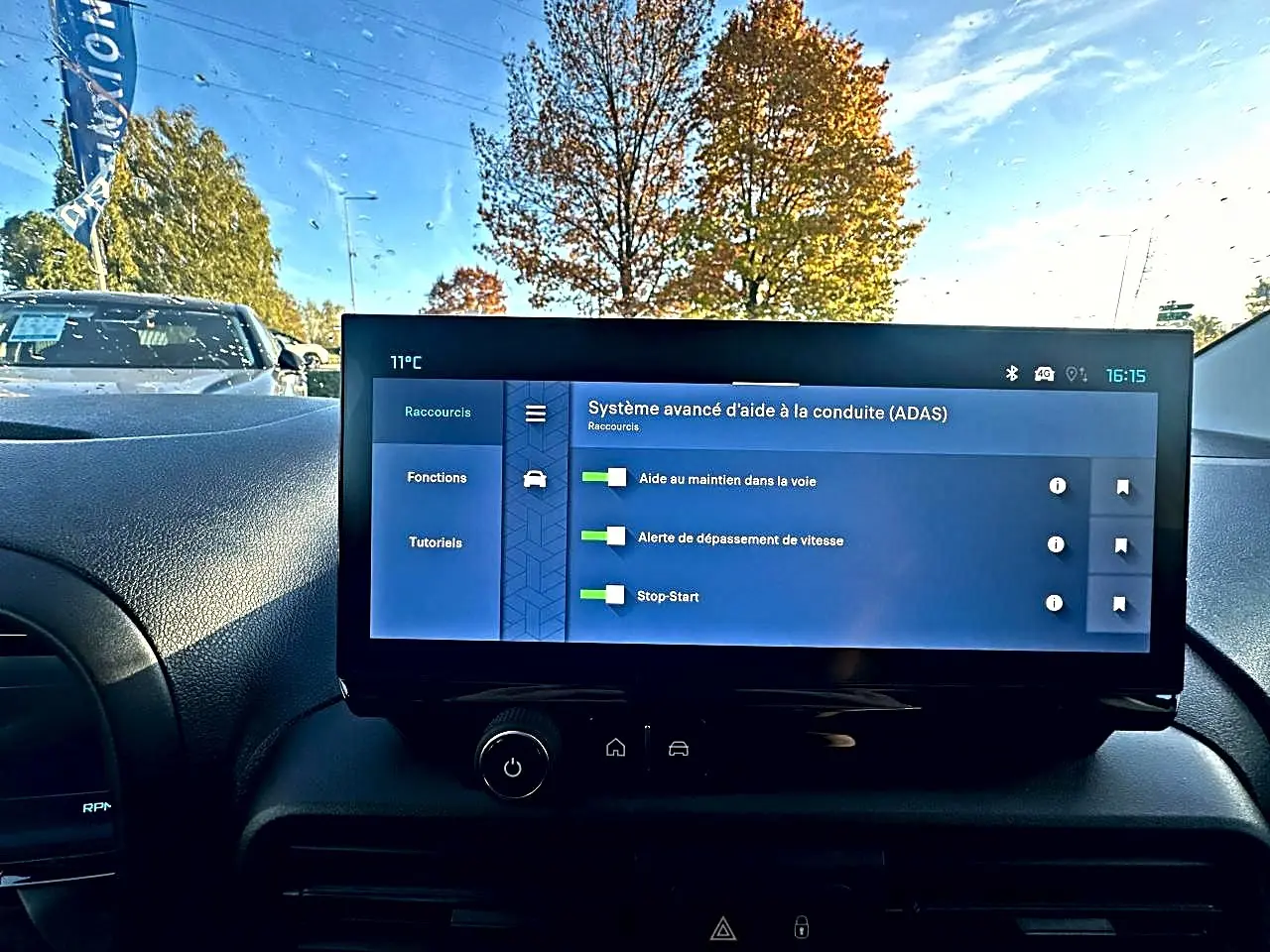 Vue intérieure du tableau de bord du Citroën Berlingo Fourgon blanc, écran tactile affichant les aides à la conduite.
