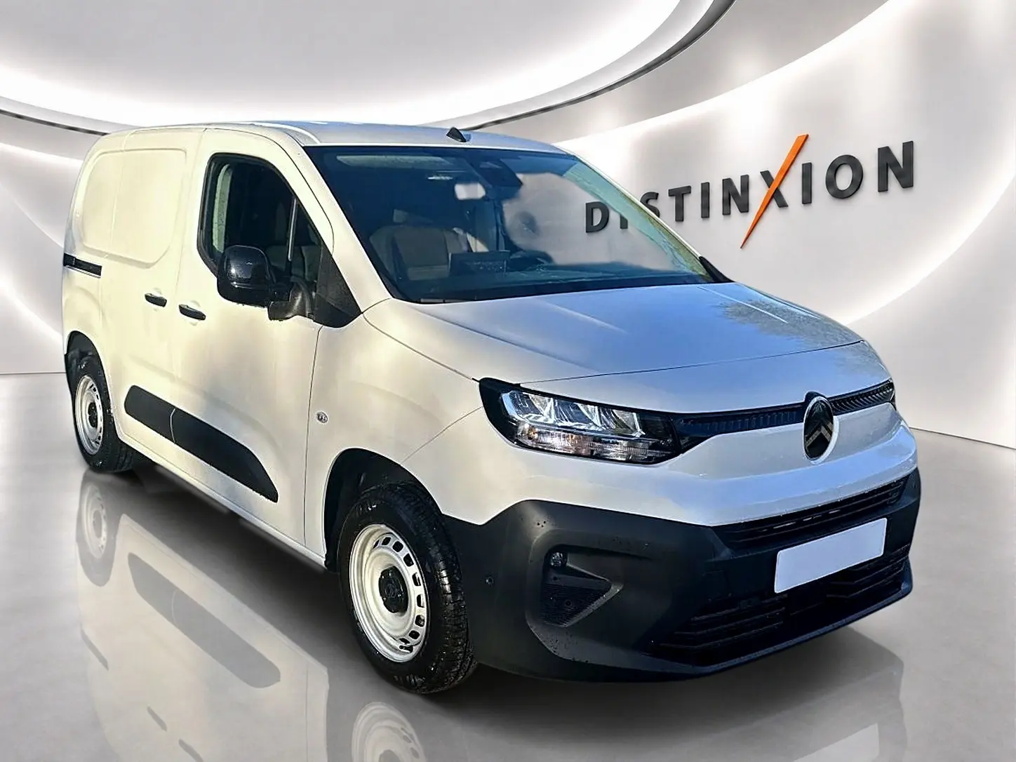 Vue 3/4 avant droite du Citroën Berlingo Fourgon blanc avec porte latérale coulissante et pare-chocs noir.