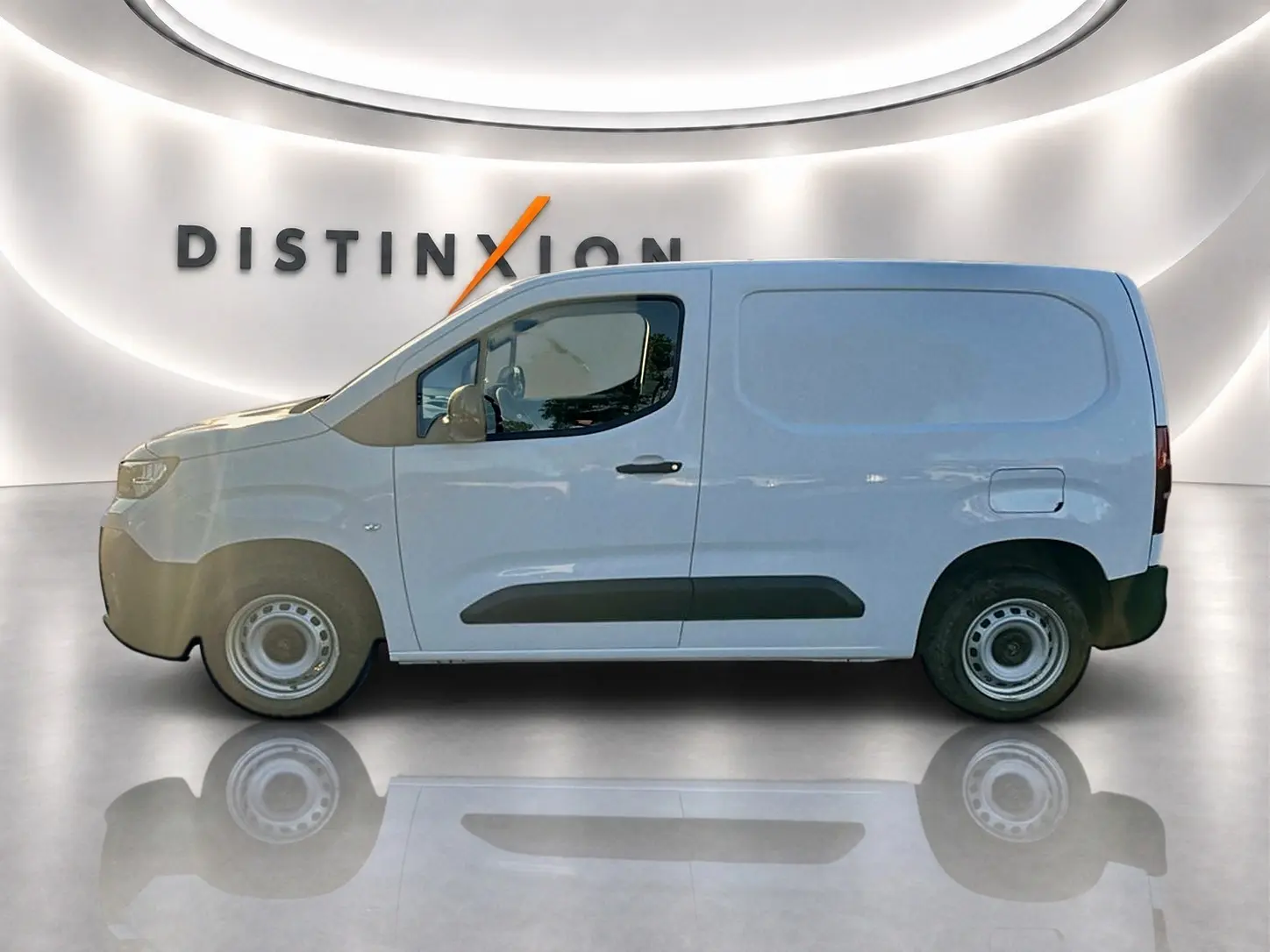 Vue de profil côté gauche d’un Citroën Berlingo Fourgon blanc avec porte latérale coulissante dans un showroom.