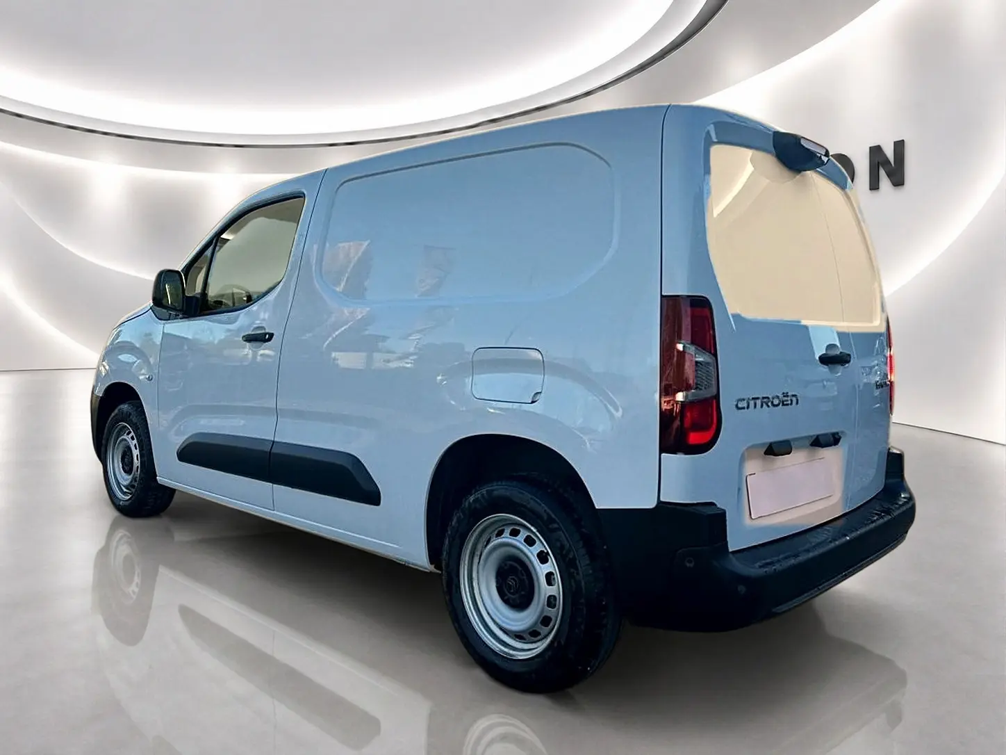 Vue 3/4 arrière droite du Citroën Berlingo Fourgon blanc, avec porte latérale coulissante et double portes arrière fermées.