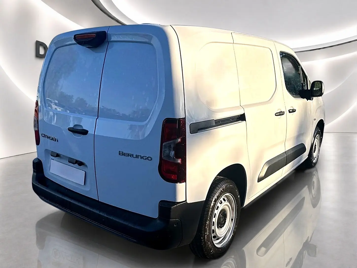 Vue 3/4 arrière droite d'un Citroën Berlingo Fourgon blanc avec porte latérale coulissante et double portes arrière.