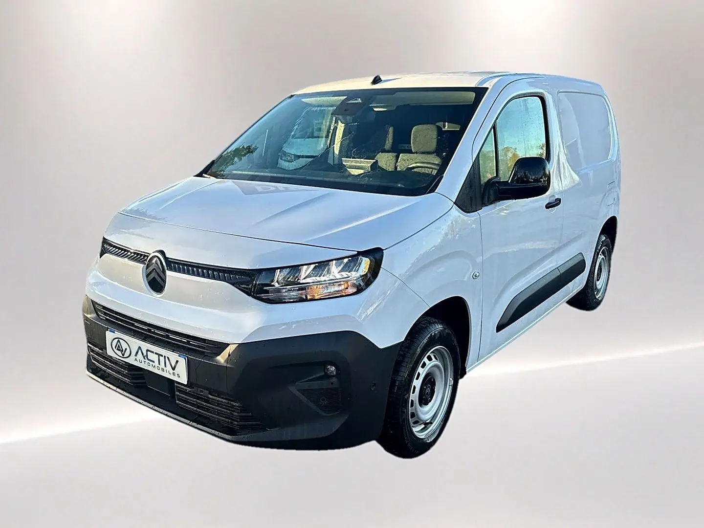 Vue 3/4 avant droit d'un Citroën Berlingo Fourgon blanc avec porte latérale coulissante et pare-chocs noir.