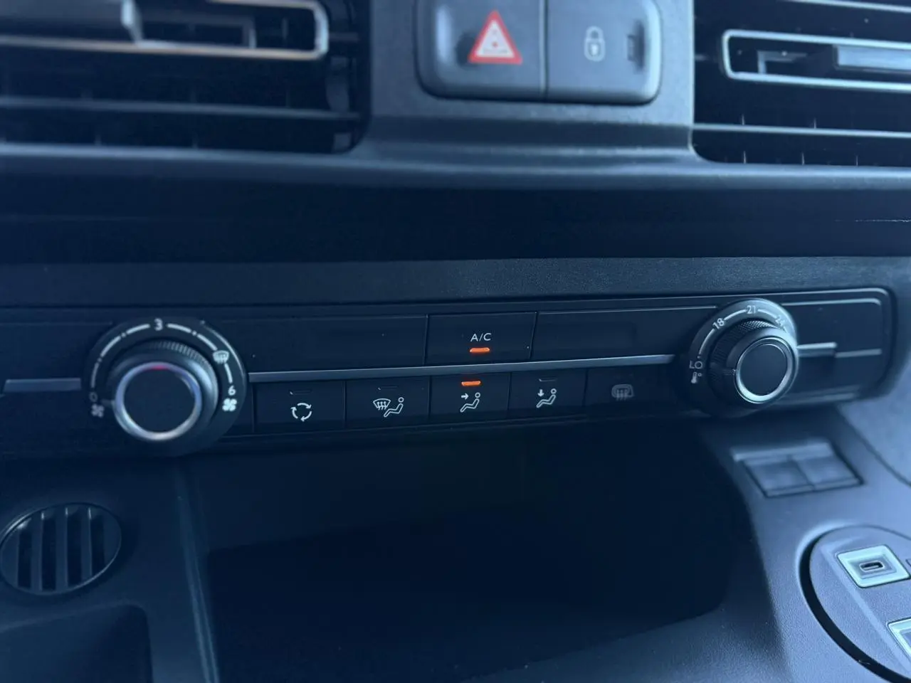 Gros plan sur la console centrale du Peugeot Partner blanc Icy 2026, montrant les commandes de climatisation et ventilation.