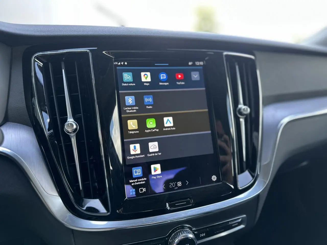 Écran tactile central et aérateurs noirs du tableau de bord intérieur d'une Volvo S60 2024 gris Thunder.