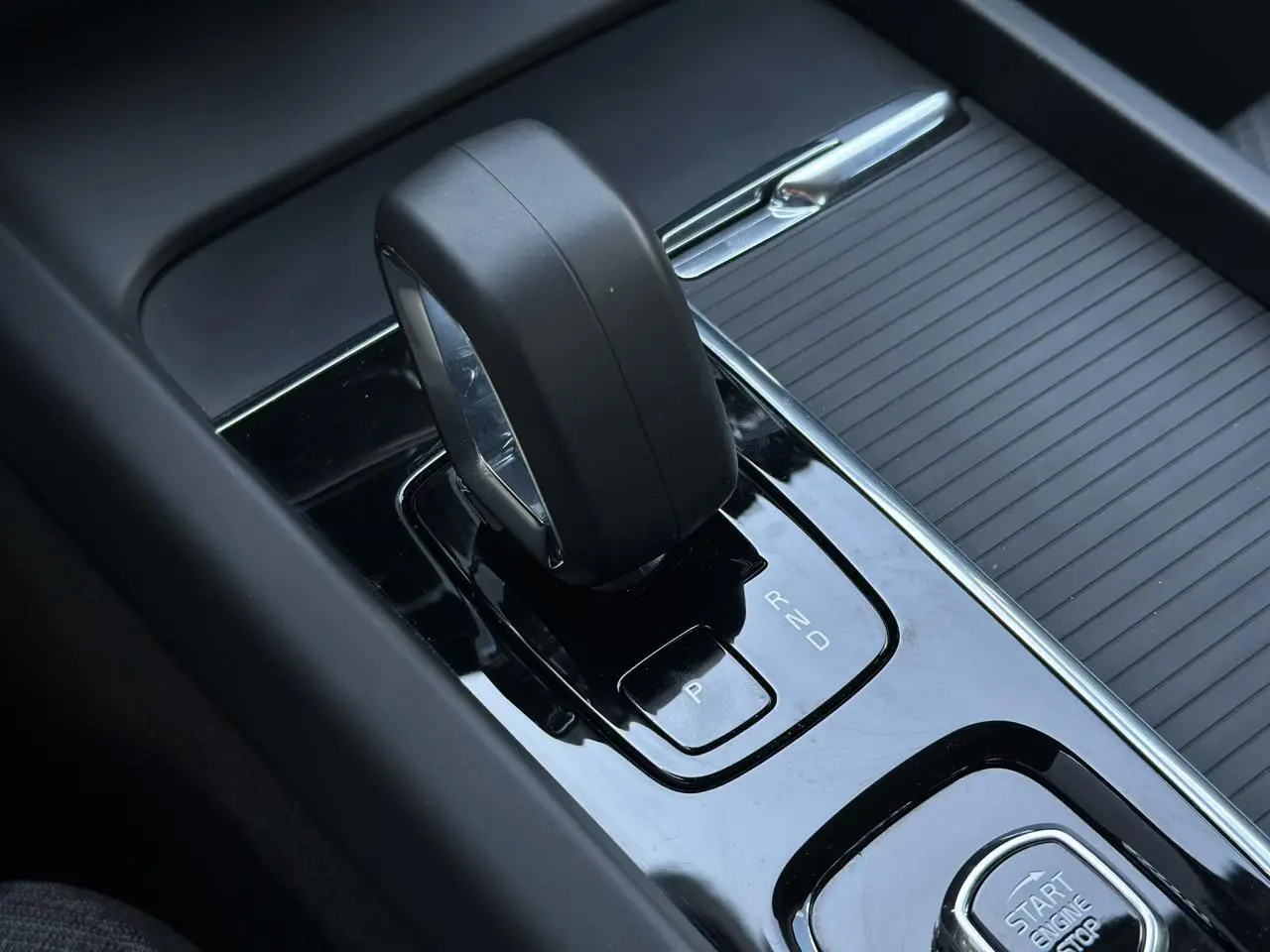 Gros plan sur le levier de vitesses automatique noir brillant de la Volvo S60 B4 197 DCT7 MHEV Core+ 2024.