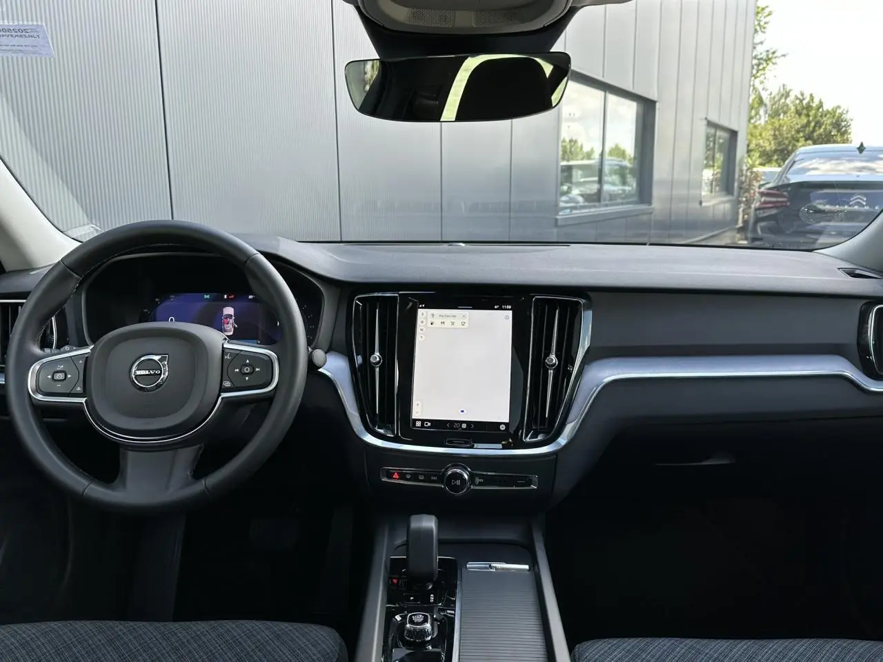 Vue intérieure frontale du tableau de bord et volant noir de la Volvo S60 B4 197 DCT7 MHEV Core+ 2024.