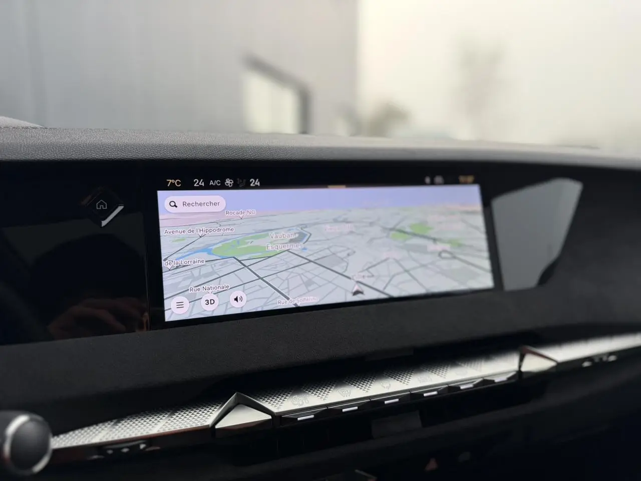 Vue rapprochée de l'écran tactile 10'' HD du tableau de bord en Alcantara noir du DS4 2025.