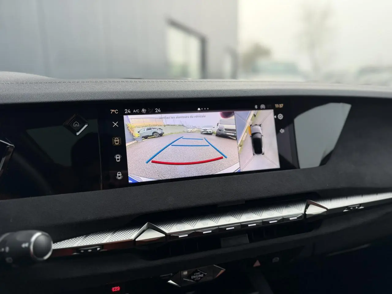Vue intérieure du tableau de bord du DS4 2025 avec écran tactile affichant la caméra 360° en marche arrière.