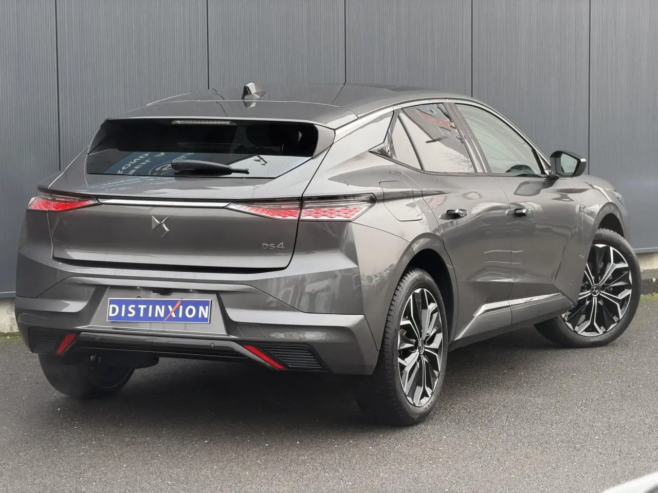 Vue 3/4 arrière droite d'une DS4 gris Platinium avec feux arrière LED et jantes alliage 19 pouces.
