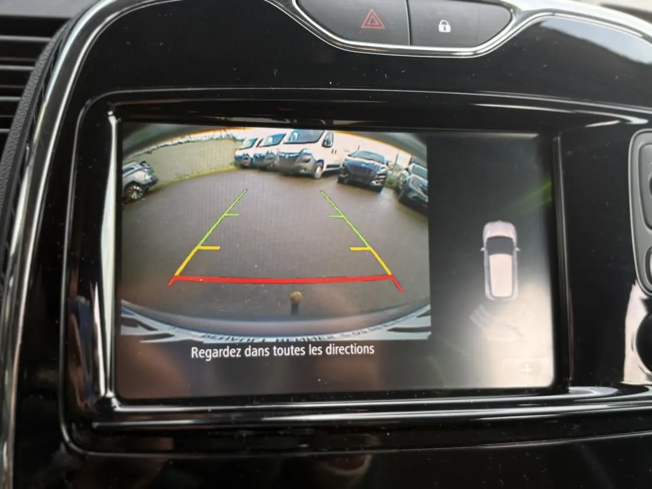 Écran tactile du système multimédia Renault R-Link montrant la caméra de recul avec guidage coloré.