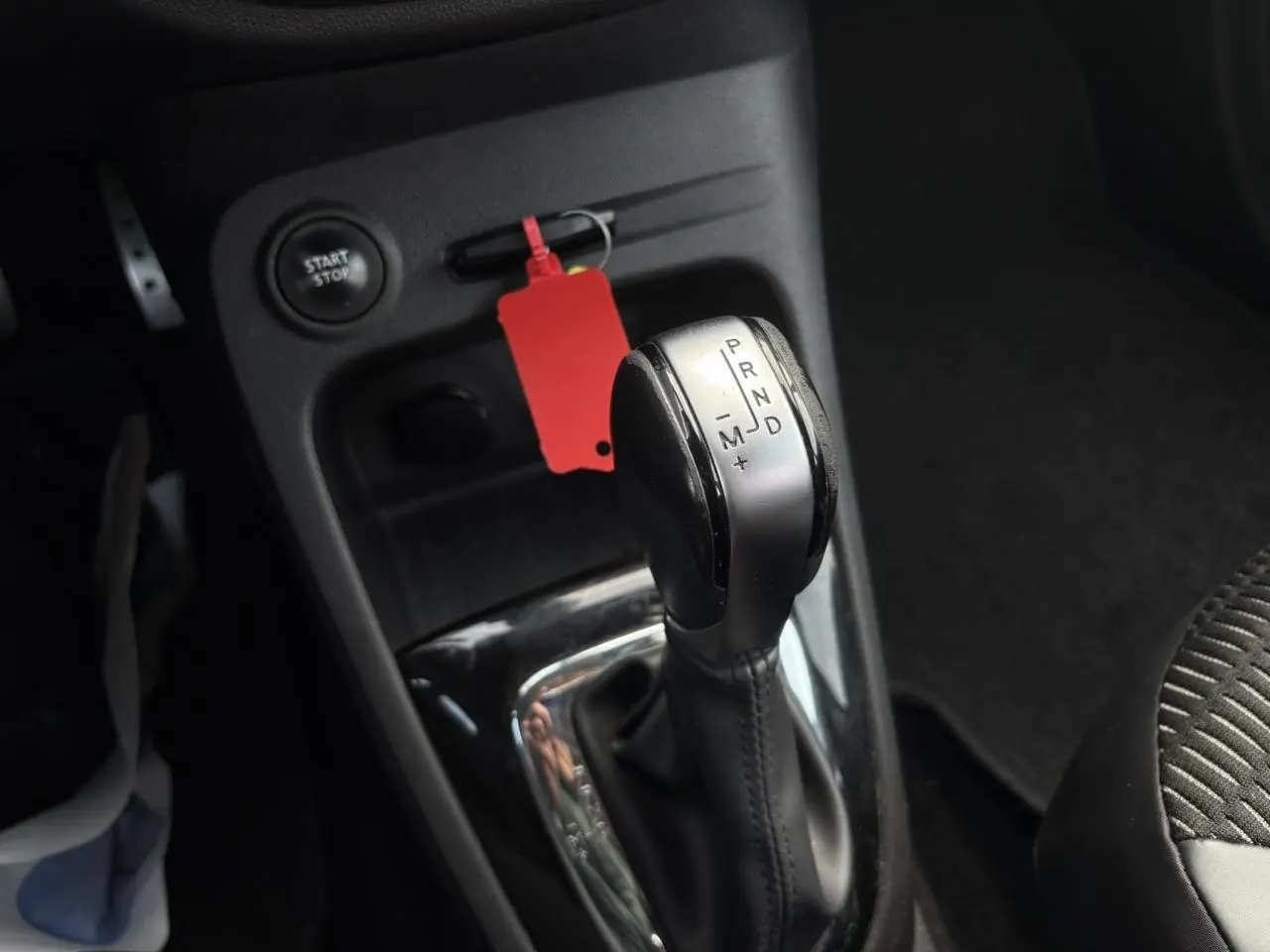 Gros plan sur le levier de vitesses automatique noir et argenté du Renault Captur 2017, avec bouton start/stop visible.