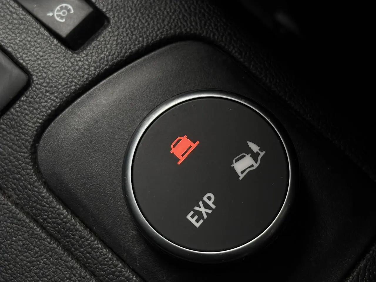 Gros plan sur le bouton de contrôle de motricité EXP du Renault Captur 1.5 DCI 90 Intens, intérieur noir.