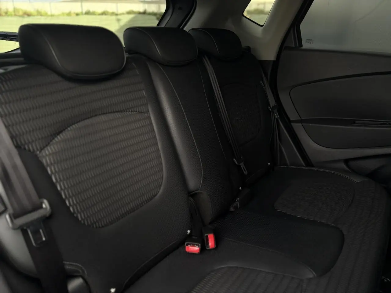 Vue intérieure du siège arrière noir du Renault Captur 2017, montrant la banquette et les appuis-têtes.