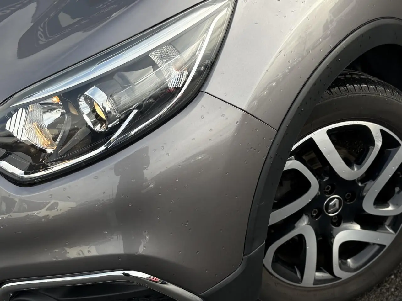 Gros plan sur l'avant droit gris Cassiopée du Renault Captur 2017, avec phare LED et jante alliage noire diamantée.