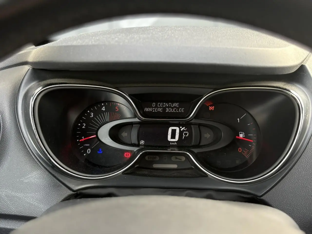 Vue rapprochée du tableau de bord numérique du Renault Captur 2017, affichant la vitesse à 0 km/h.
