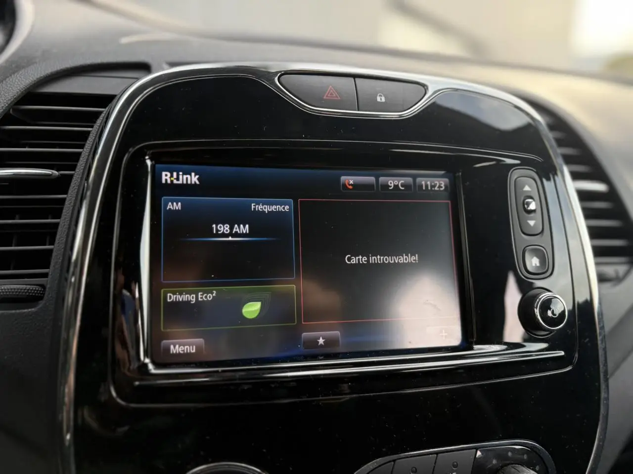 Écran tactile R-Link du Renault Captur 2017 affichant une erreur "Carte introuvable" en intérieur noir brillant.