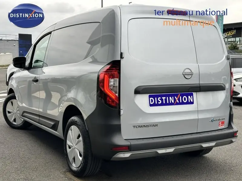 Vue 3/4 arrière droite du fourgon Nissan Townstar gris électrique avec portes arrière fermées et enjoliveurs visibles.