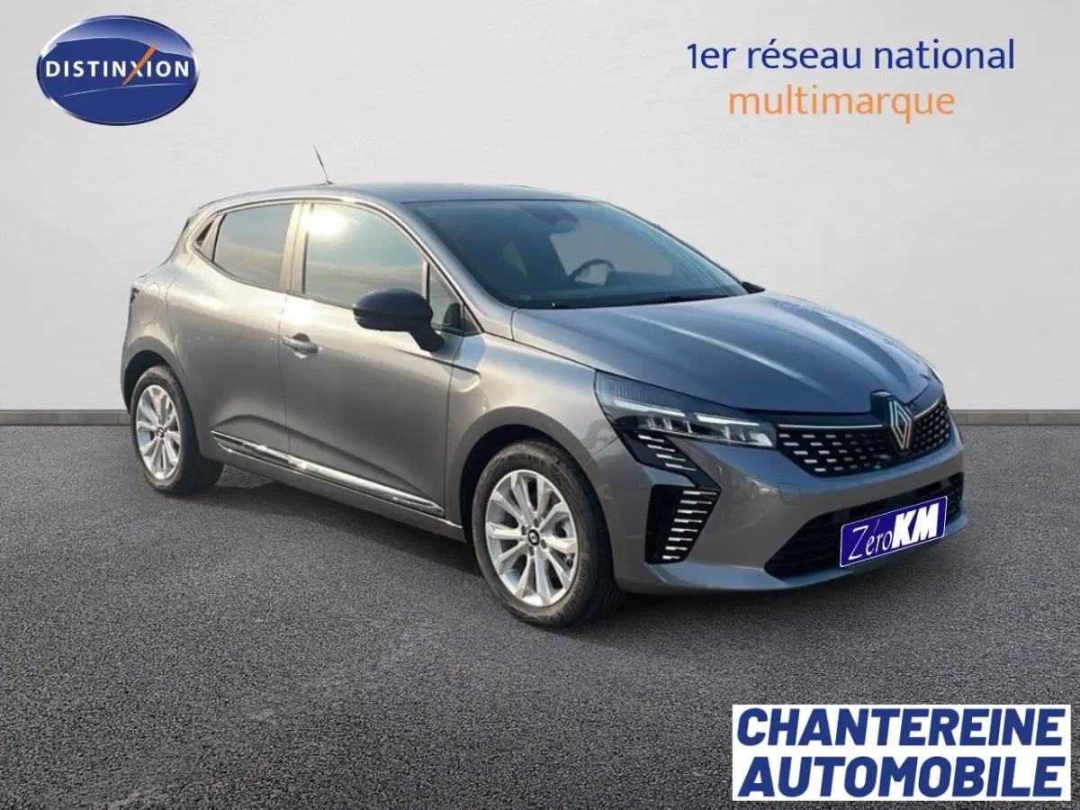 Renault Clio 2025 gris métallisé vue 3/4 avant droit avec phares LED et jantes alliage.