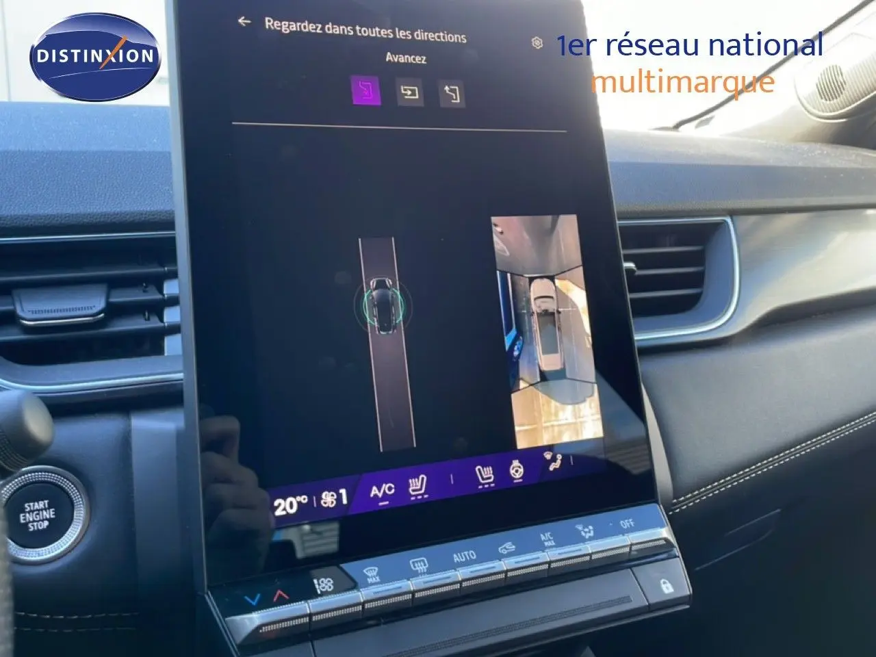 Vue rapprochée de l’écran tactile central du Renault Symbioz 2025 bleu Iron Metal affichant la caméra 360° et les commandes climatiques.