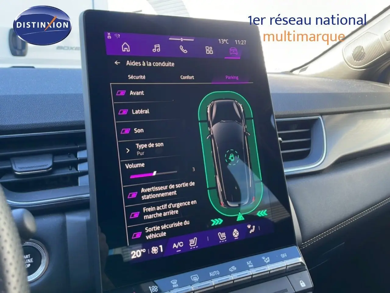 Écran tactile central affichant les aides à la conduite dans l’habitacle d’une Renault Symbioz bleu Iron Metal, vue de profil intérieur droit.