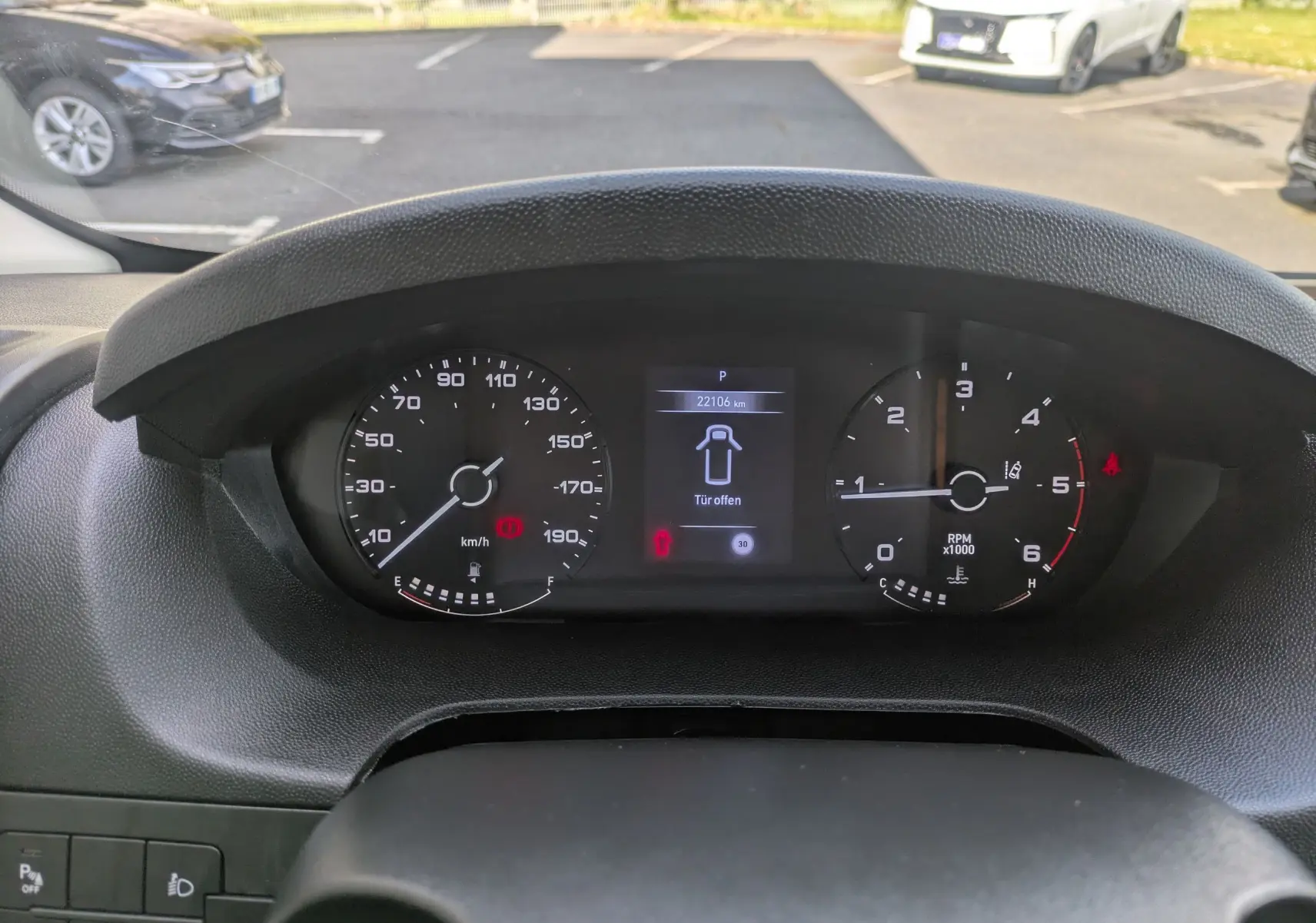 Vue intérieure du tableau de bord du Peugeot Boxer Fourgon 2025, affichage numérique et compteurs analogiques visibles.