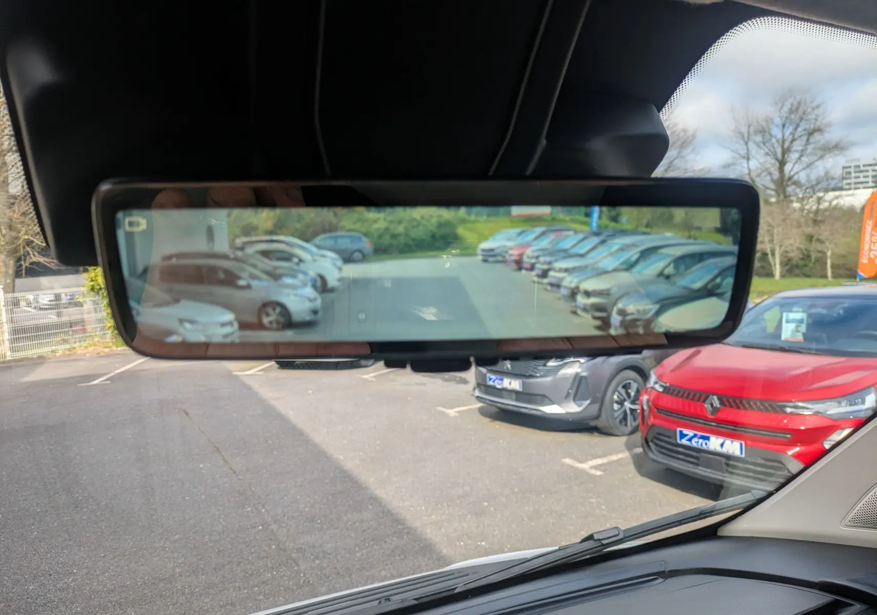 Rétroviseur intérieur numérique du Peugeot Boxer Fourgon blanc, vue sur parking avec plusieurs véhicules alignés.
