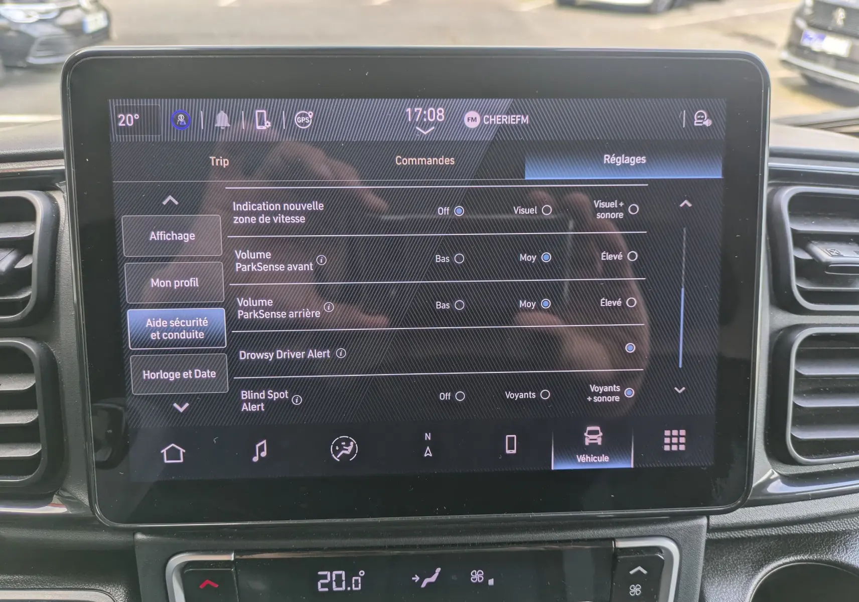 Vue avant intérieure centrée sur l'écran tactile du tableau de bord du Peugeot Boxer Fourgon blanc 2025.