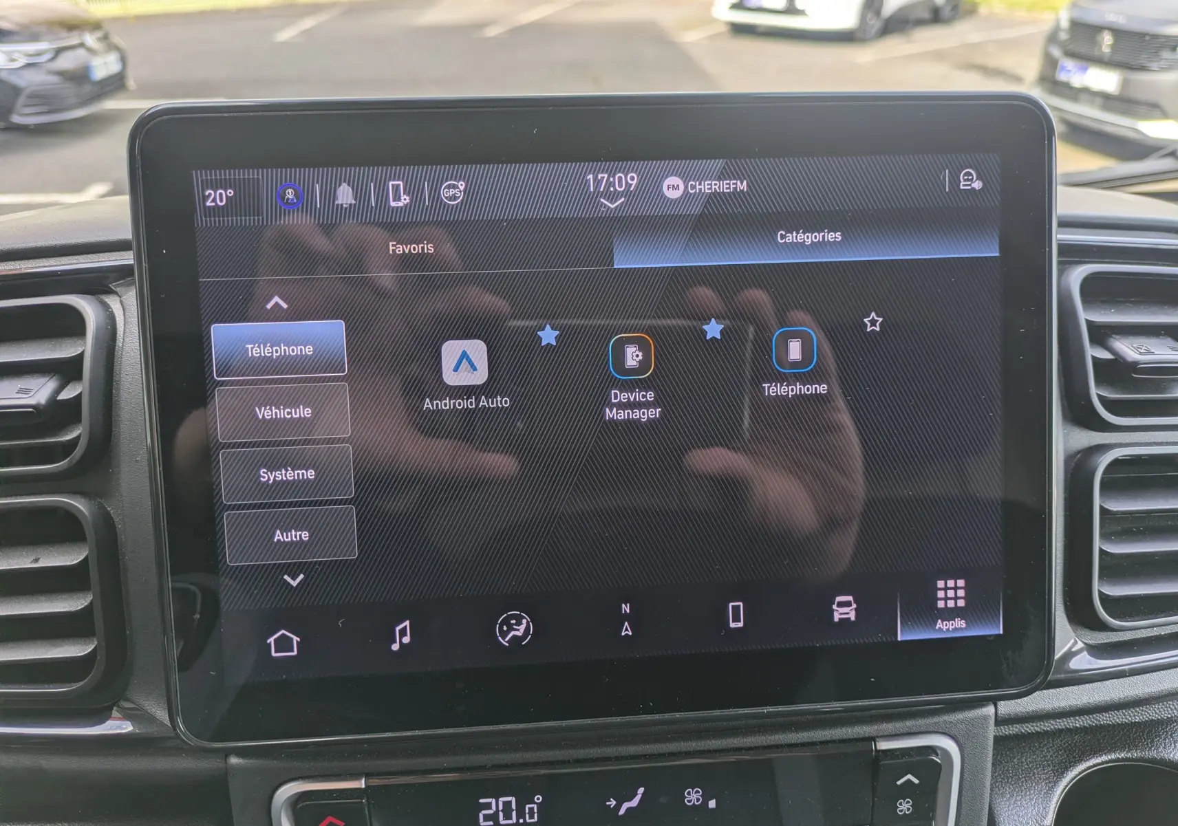 Écran tactile central du Peugeot Boxer Fourgon blanc, affichant les options Android Auto et téléphone, intérieur noir.