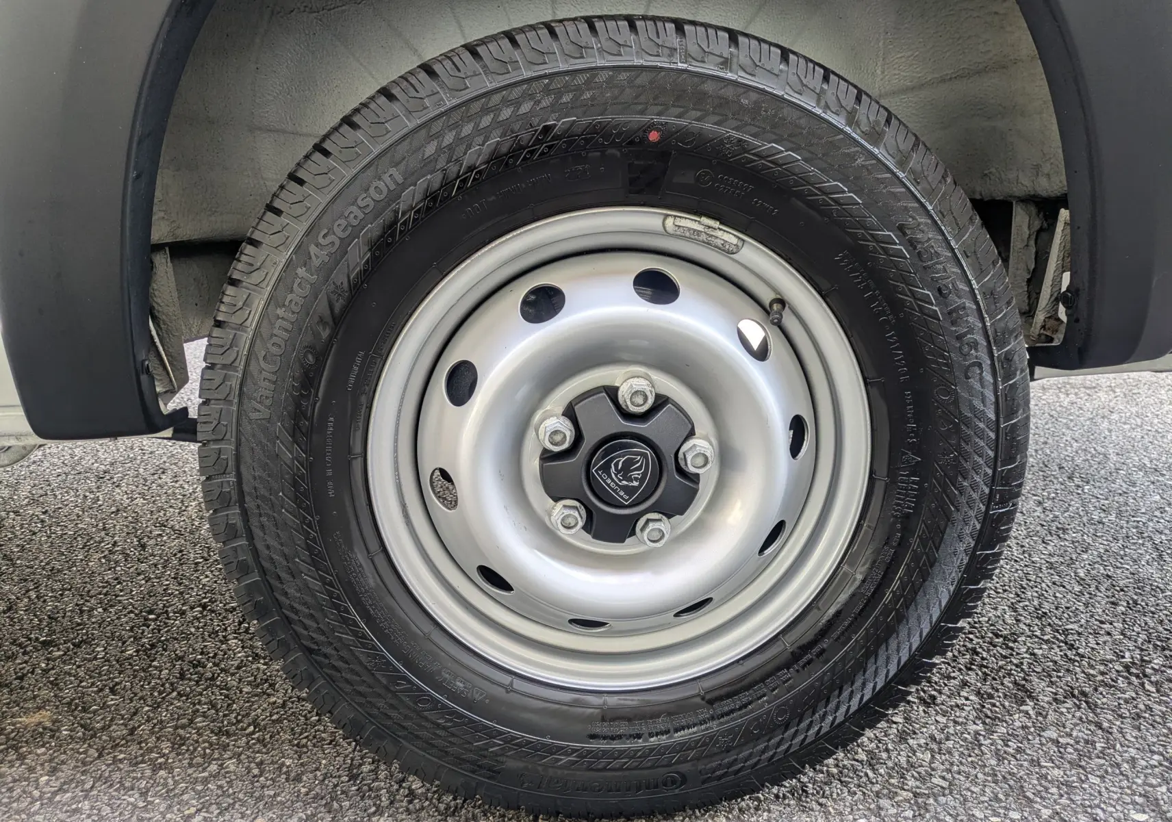 Gros plan sur la roue avant droite du Peugeot Boxer Fourgon blanc, jante acier 16 pouces avec pneu toutes saisons.