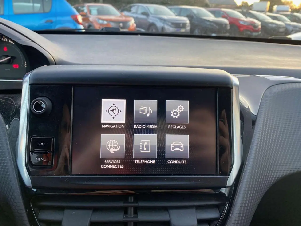 Vue intérieure centrée sur l'écran tactile du tableau de bord du Peugeot 2008 noir Perla Nera de 2017.