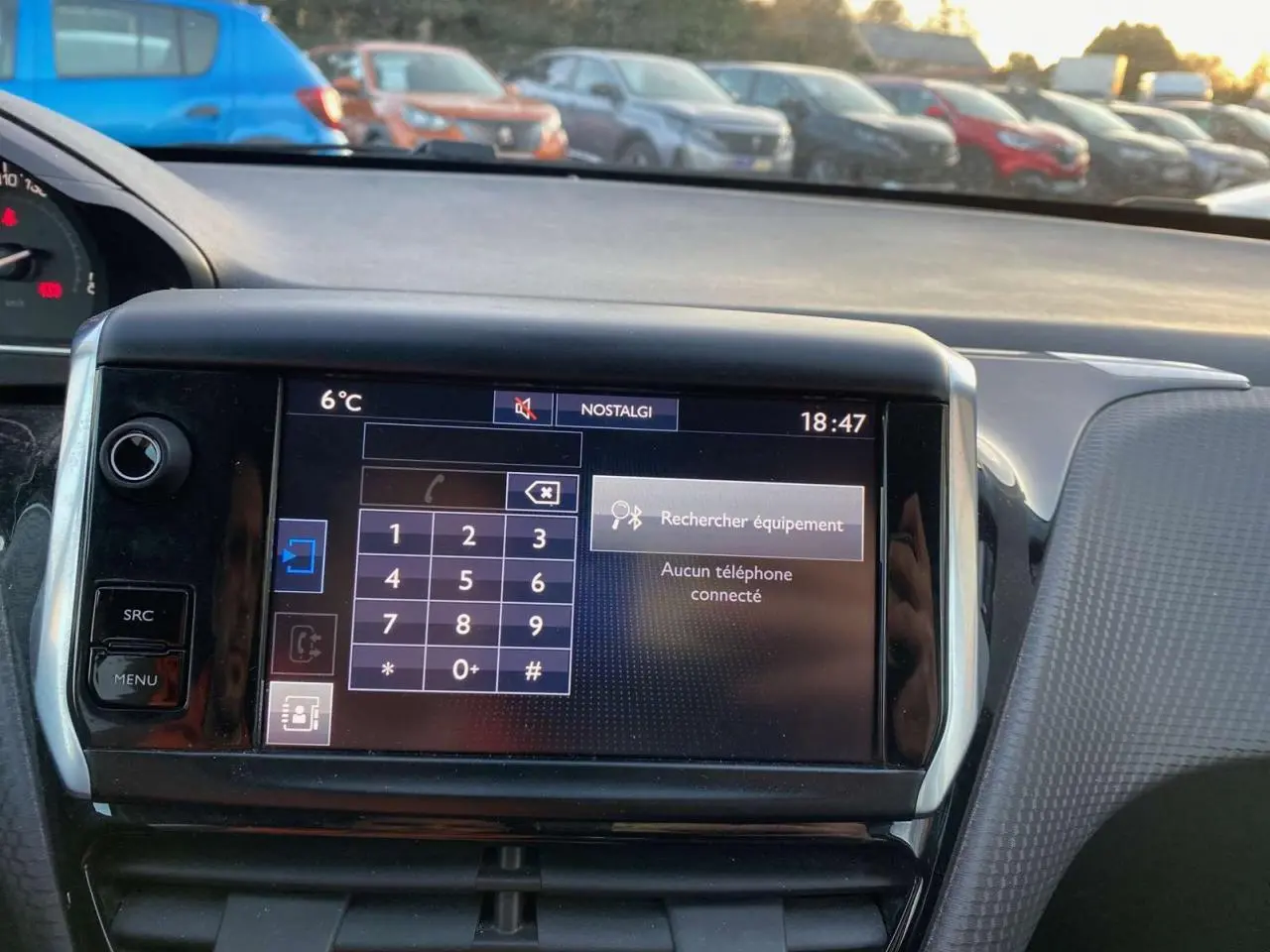 Écran tactile central de la Peugeot 2008 noir Perla Nera 2017 affichant le menu Bluetooth en intérieur.