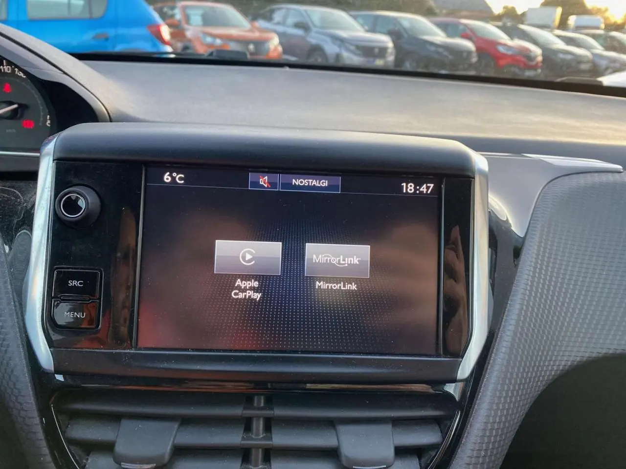 Écran tactile central du tableau de bord du Peugeot 2008 noir, affichant Apple CarPlay et MirrorLink.