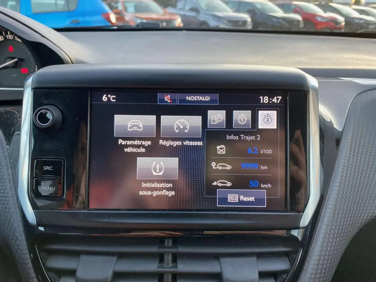 Écran tactile central de la Peugeot 2008 noir Perla Nera, affichant les réglages et infos trajet à 18h47.