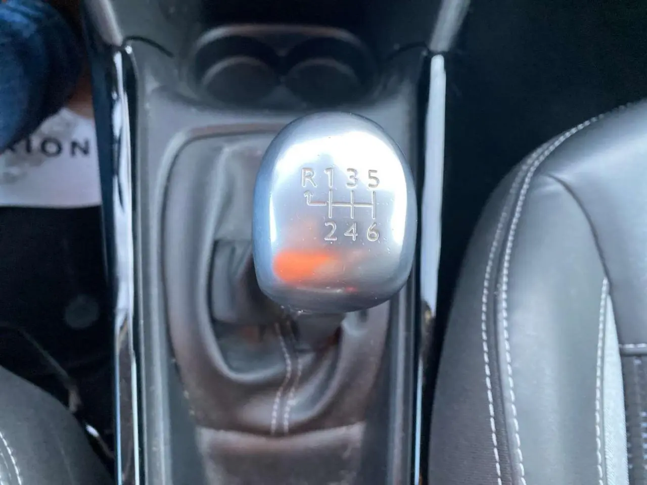 Vue rapprochée du levier de vitesse manuel argenté dans l'habitacle du Peugeot 2008 noir Perla Nera de 2017.