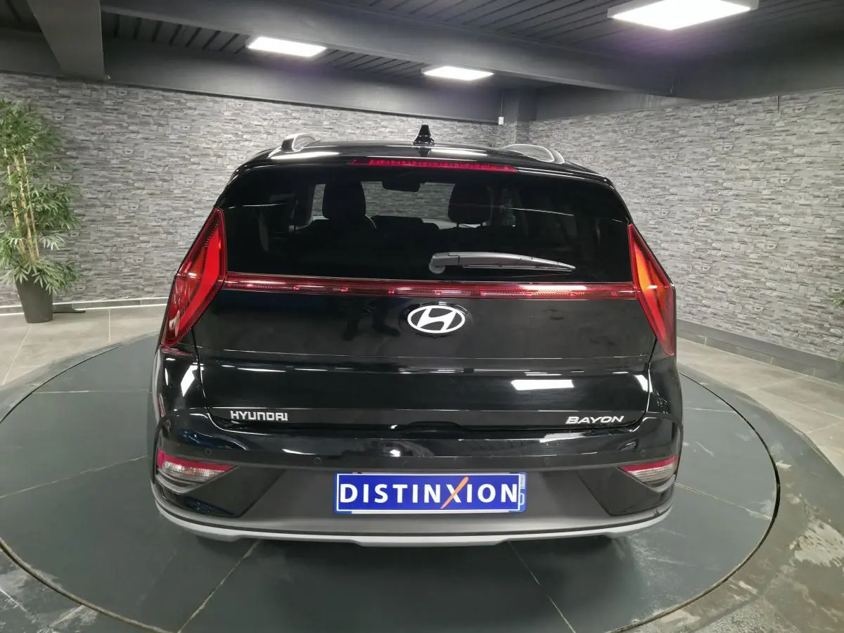 Vue arrière d'une Hyundai Bayon noire avec feux arrière LED et plaque d'immatriculation Distinxion.